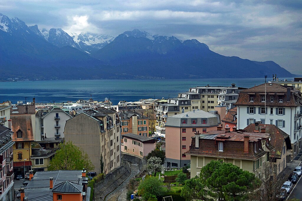 1024px-Montreux_-_Lake_Geneva.jpg