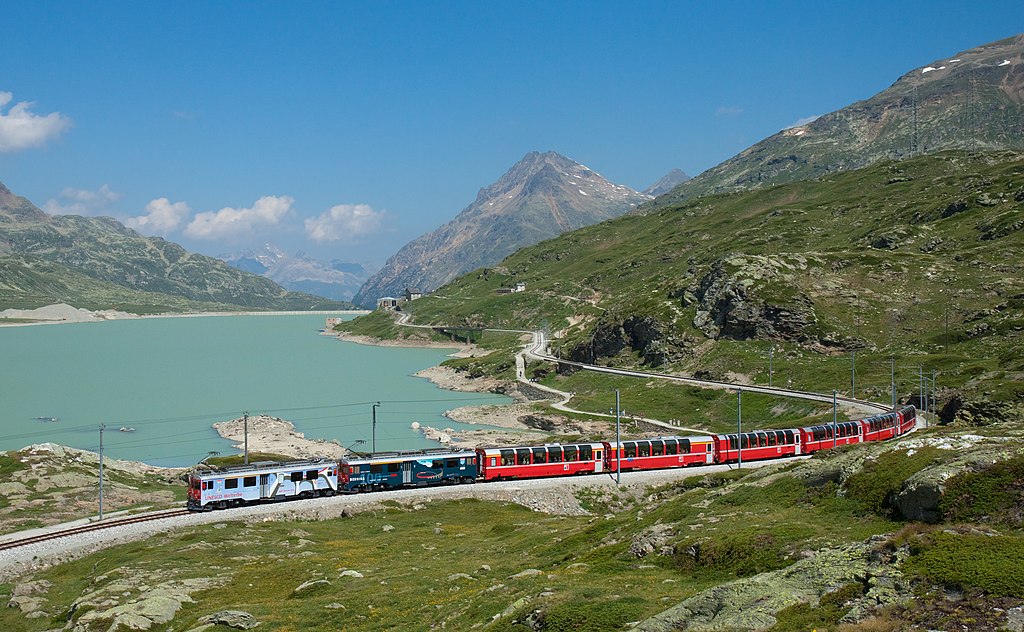 1024px-RhB_ABe_4-4_III_mit_Bernina-Express_am_Lago_Bianco.jpg