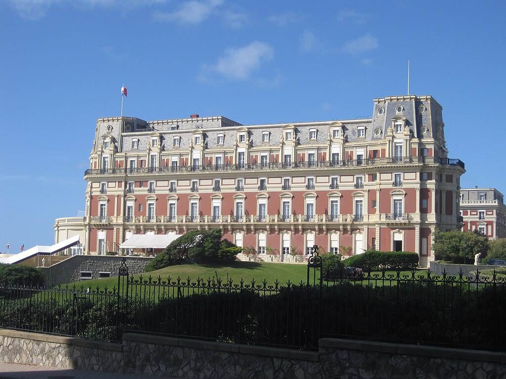 1024px-H%C3%B4tel_du_Palais._Bearritz%2C_France.%282%29.JPG