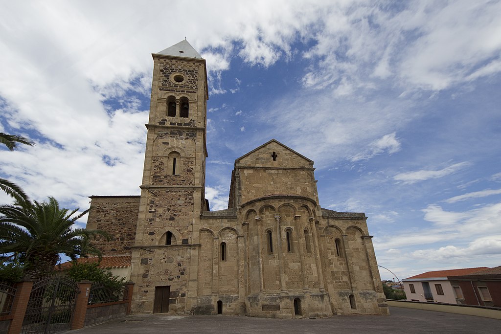 1024px-La_chiesa_di_Santa_Giusta%2C_Santa_Giusta_OR%2C_Sardinia%2C_Italy_-_panoramio_%281%29.jpg