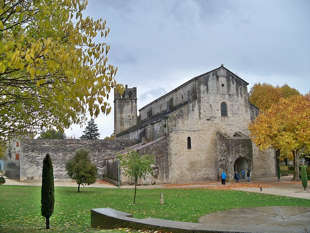 1024px-Facade_ND_de_Nazareth.JPG