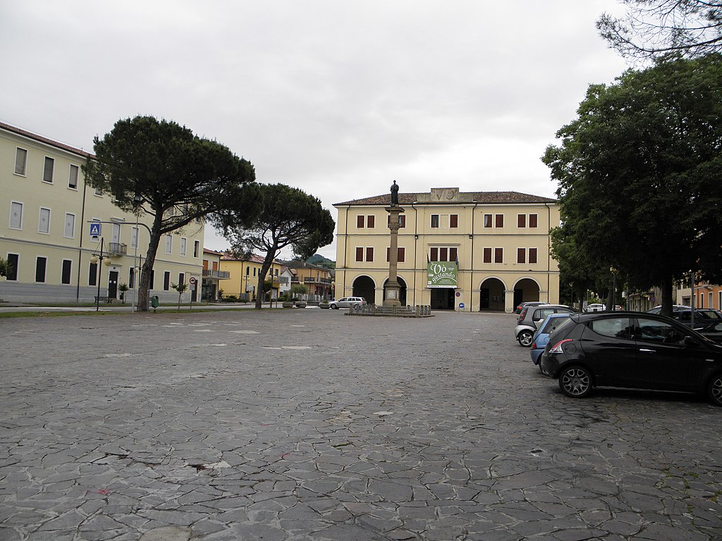 1024px-Piazza_Liberazione_e_municipio_%28Vo%27%29.JPG