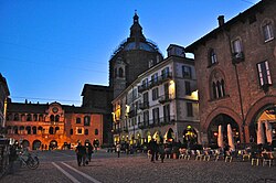 250px-Piazza_della_Vittoria%2C_Pavia.jpg
