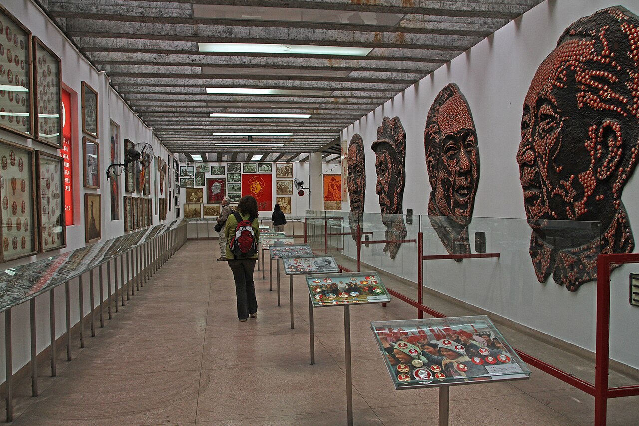 1280px-Anren-Jianchuan-Museum-Maozeit-02-012-gje.jpg