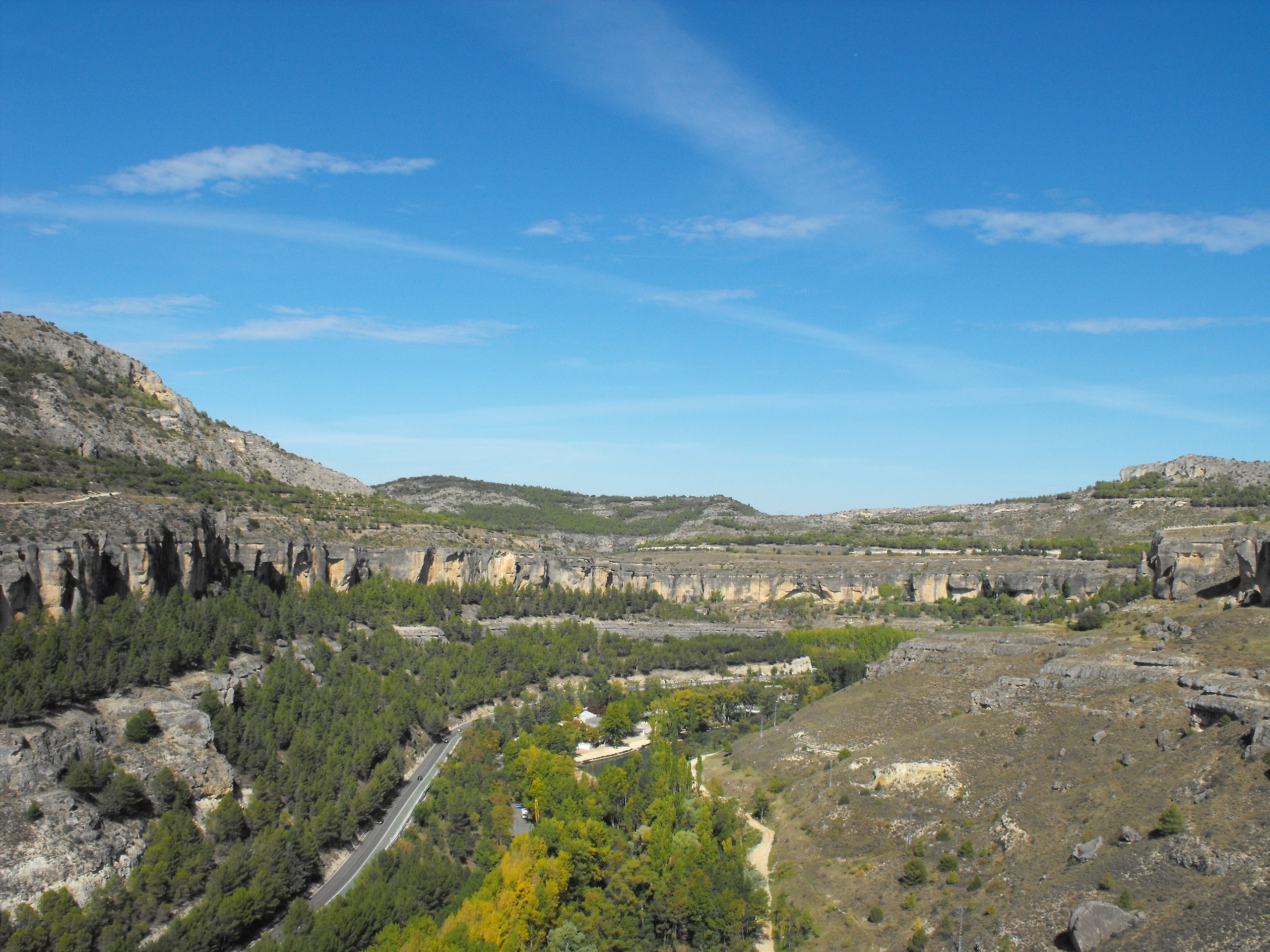 2560px-Gorge_of_Jucar_river_in_autumn_-_Cuenca_-_Spain_-_panoramio.jpg