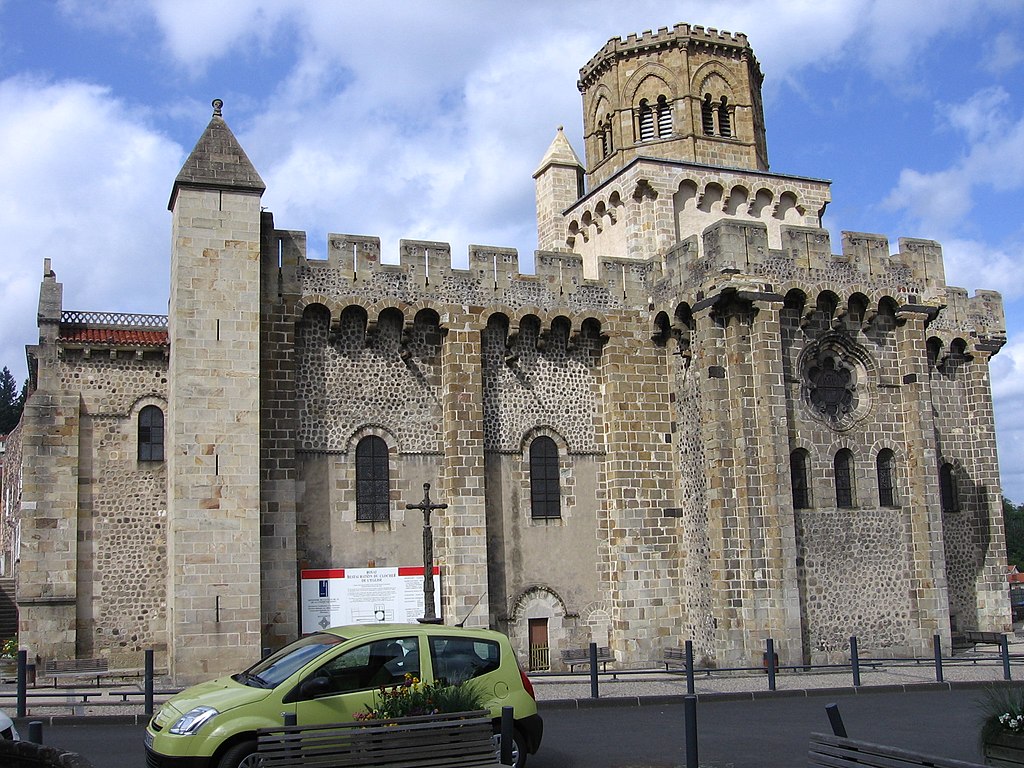 1024px-Eglise_royat_france_1.jpg