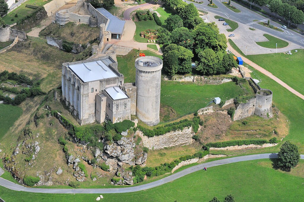 1024px-Chateau_de_falaise_4.JPG