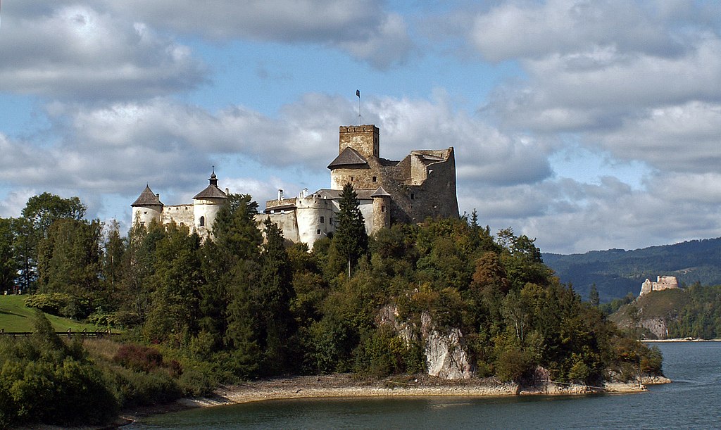 1024px-Niedzica_Castle%2C_Niedzica-Zamek_village%2C_Nowy_Targ_County%2C_Lesser_Poland_Voivodeship%2C_Poland.jpg