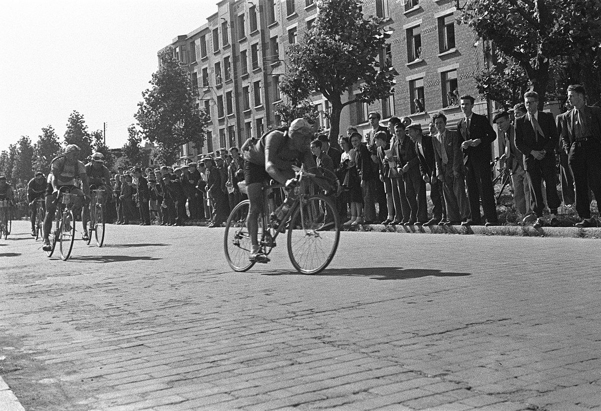 1200px-Pierre_Brambilla%2C_Tour_de_France_1947.jpg