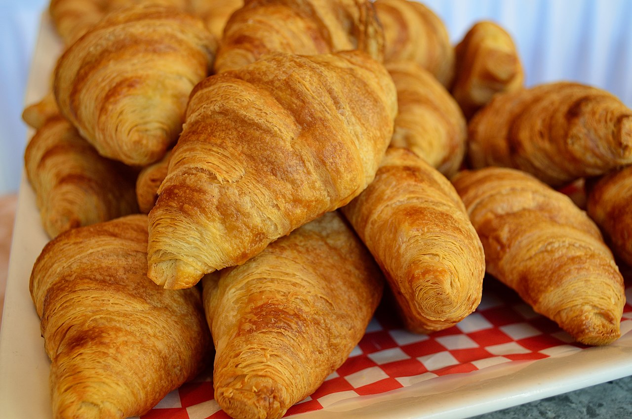 1280px-APileOfCroissants.jpg