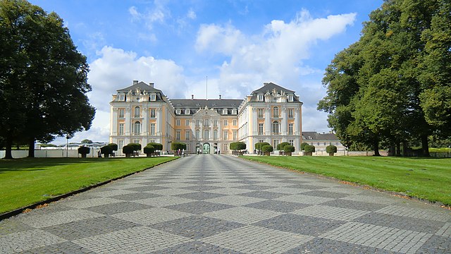 640px-SchlossAugustusburgNordwestansichtOrig2.jpg