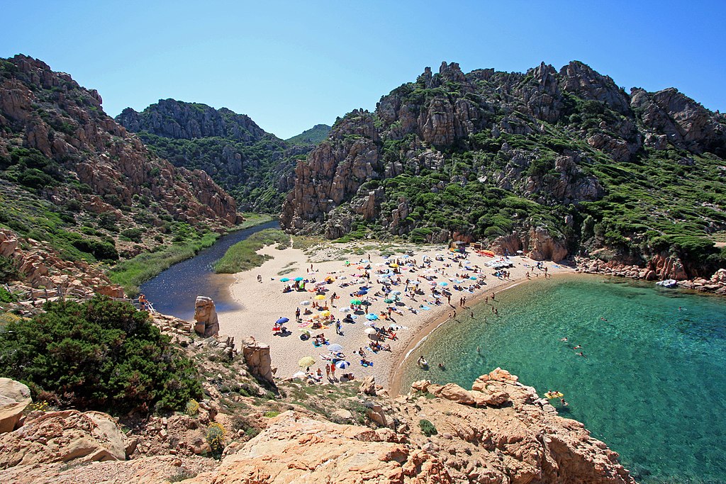 1024px-Costa_Paradiso%2C_spiaggia_di_Li_Cossi_-_panoramio.jpg