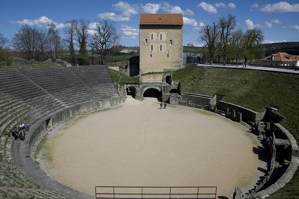 1024px-Avenches_-_ar%C3%A8nes.jpg