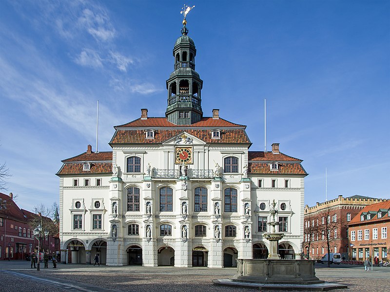 800px-Rathaus_Lueneburg_CF.jpg