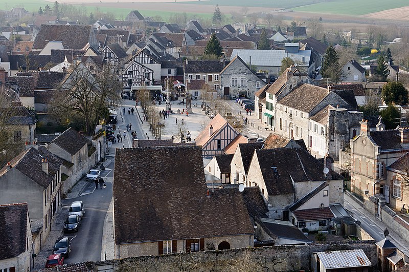 800px-Provins_ville-haute_place_du_Chatel.jpg