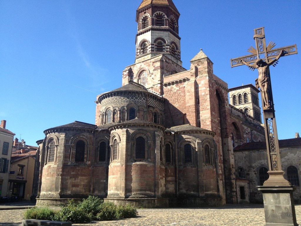 1024px-Saint-Julien_de_Brioude_%28coll%C3%A9giale_-_Basilique%29.jpg