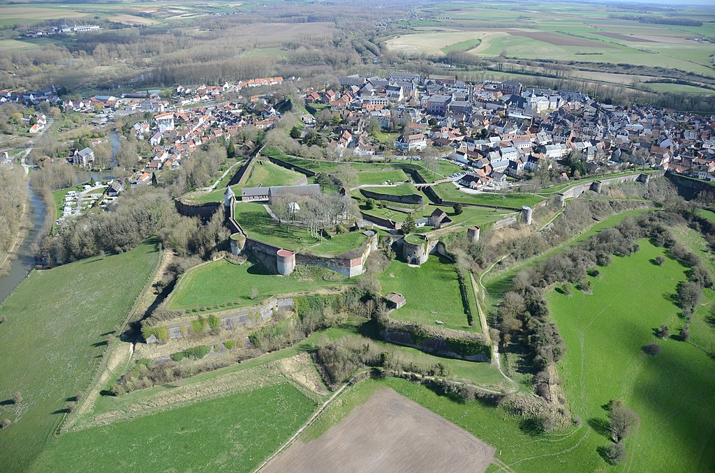 1024px-Montreuil-sur-Mer_et_sa_citadelle.jpg