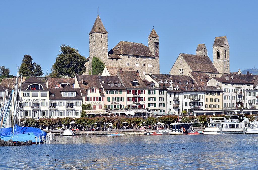 1024px-Rapperswil_-_Hafen_-_Schloss-Pfarrkirche_-_Seedamm_2014-09-23_15-20-02.JPG