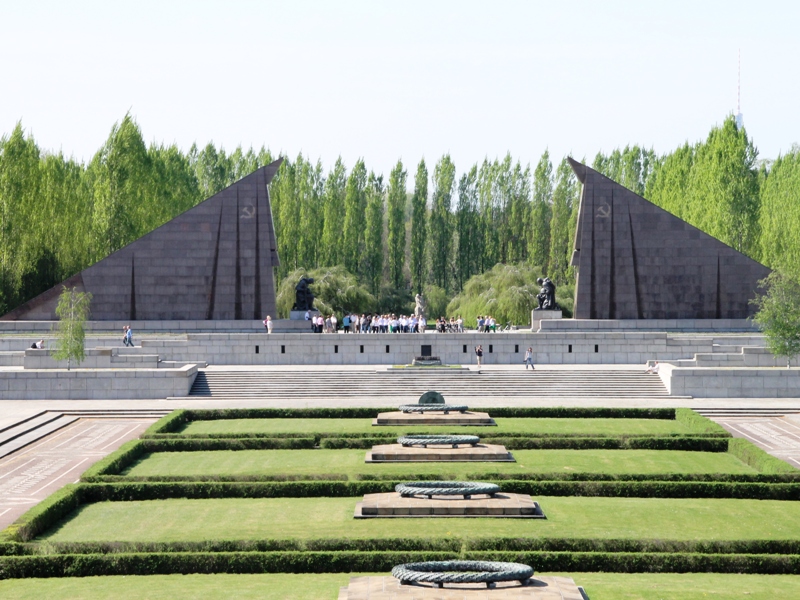 treptower_park_sowjetisches_ehrenmal_2.jpg