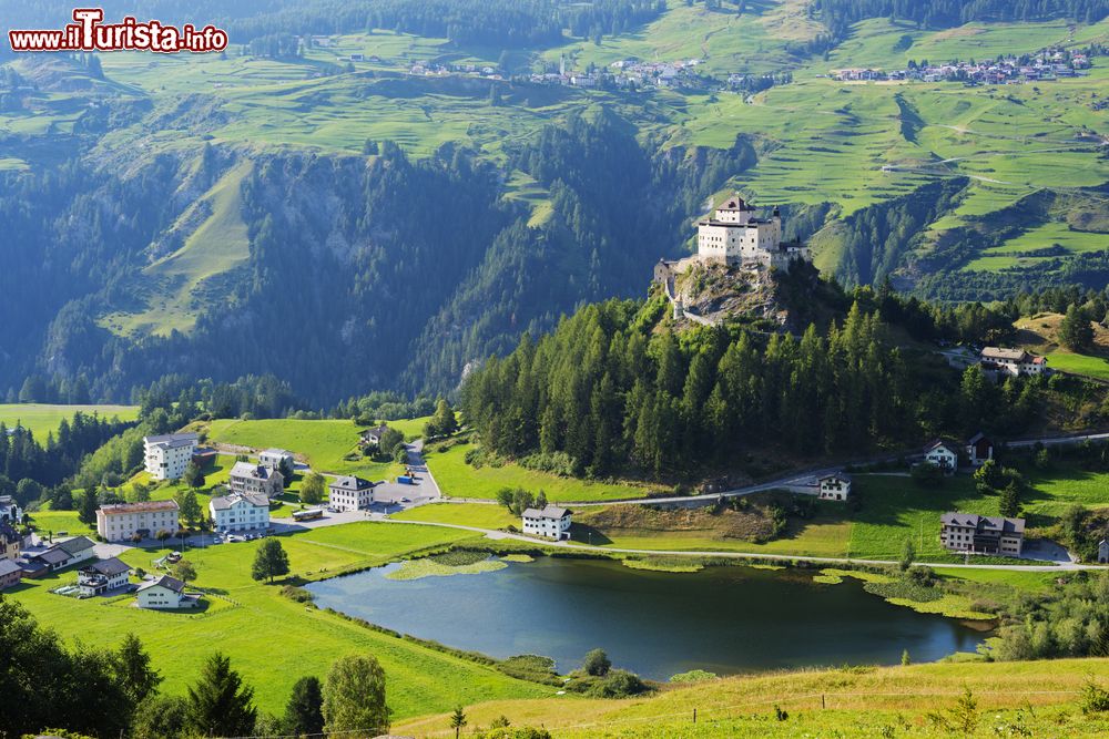 il_castello_di_tarasp_a_scuol_svizzera.jpg
