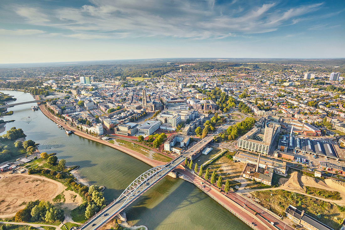 Arnhem_stad_brug_Rijn.jpg