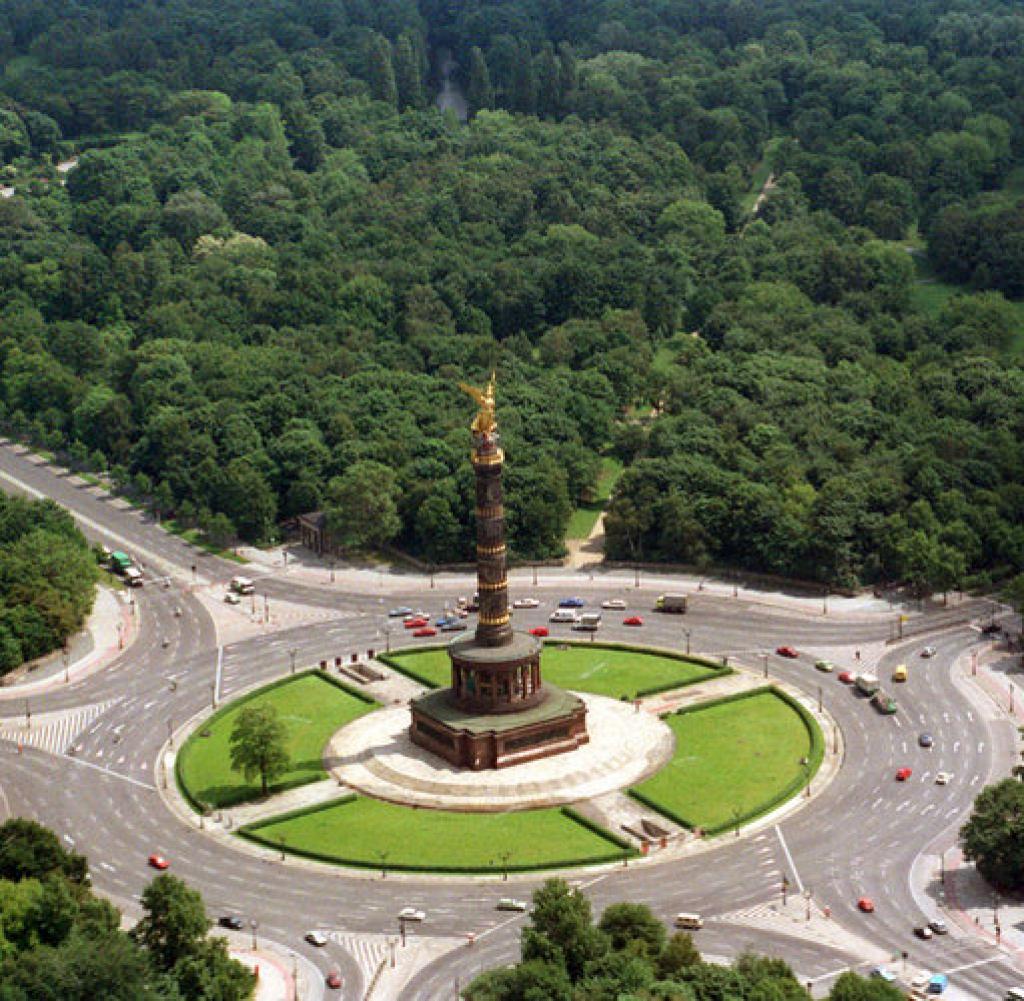 saeule-blick-von-oben-DW-Politik-Berlin-jpg.jpg